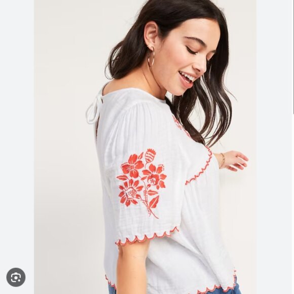 Old Navy Oversized Embroidered Short‑Sleeve Blouse – Women’s S – white lilies - Picture 3 of 13